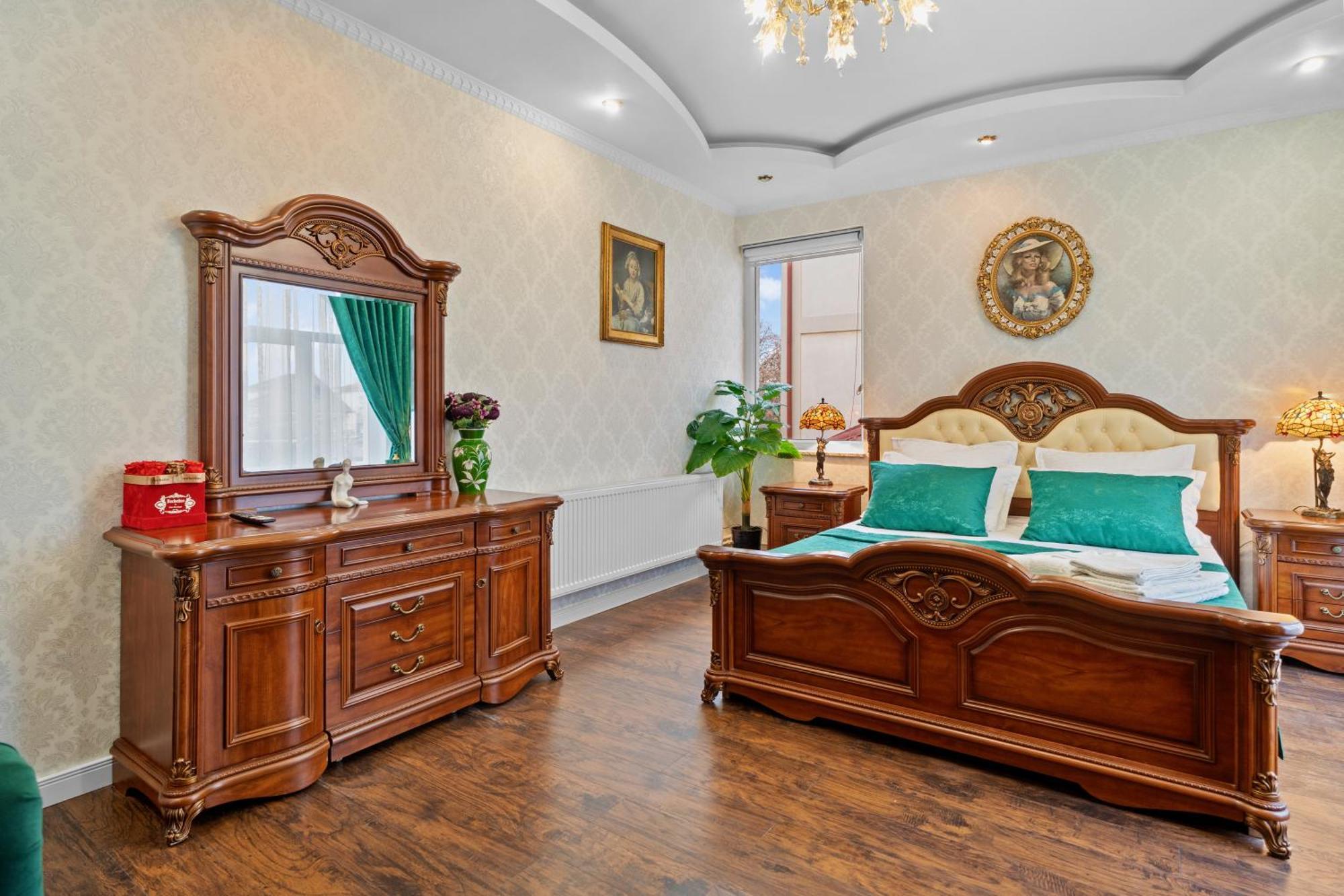 Luxurious Villa With Lush Garden And Huge Terrace Near Herastrau Park Bucharest Exterior photo