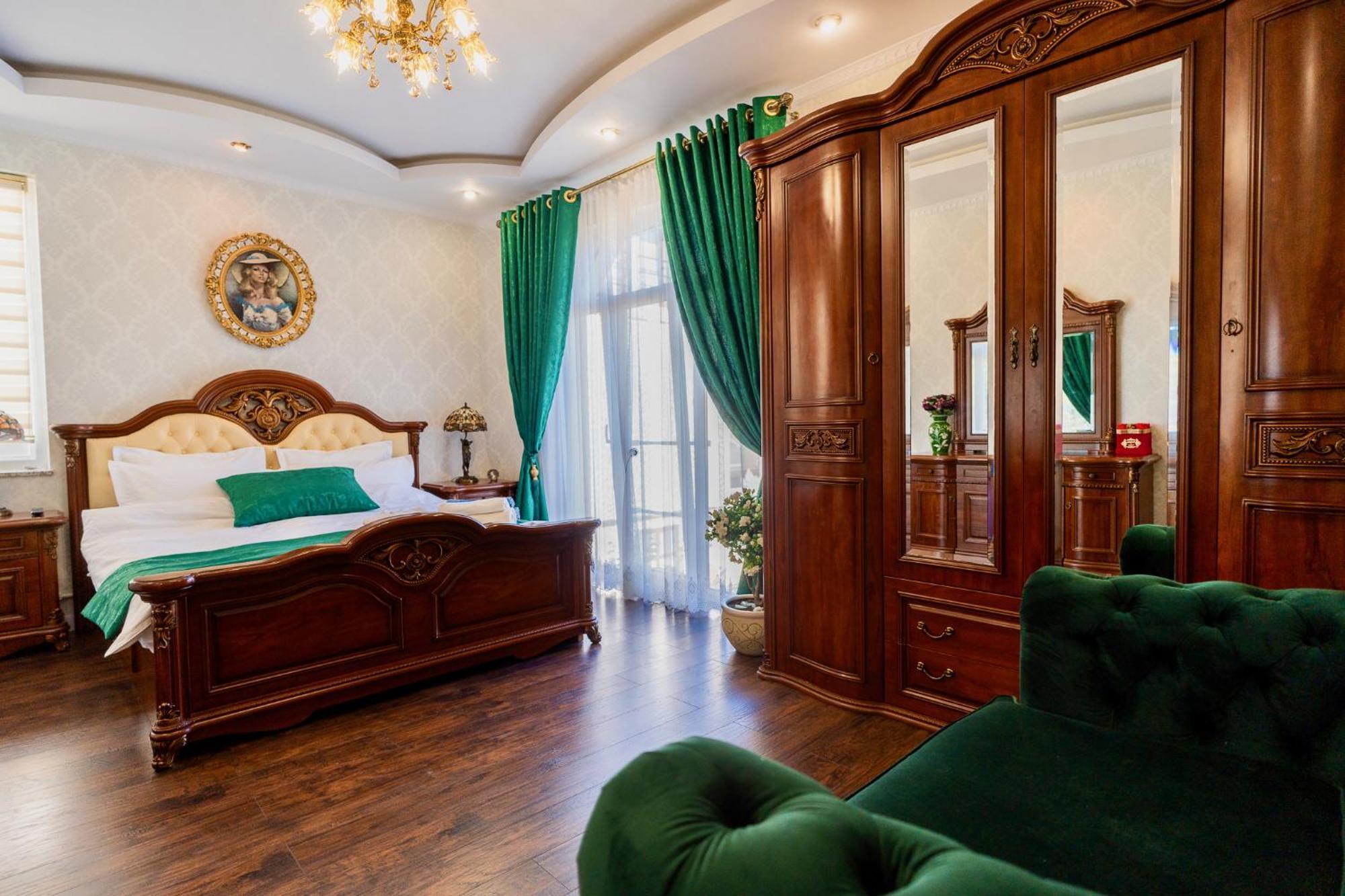 Luxurious Villa With Lush Garden And Huge Terrace Near Herastrau Park Bucharest Exterior photo