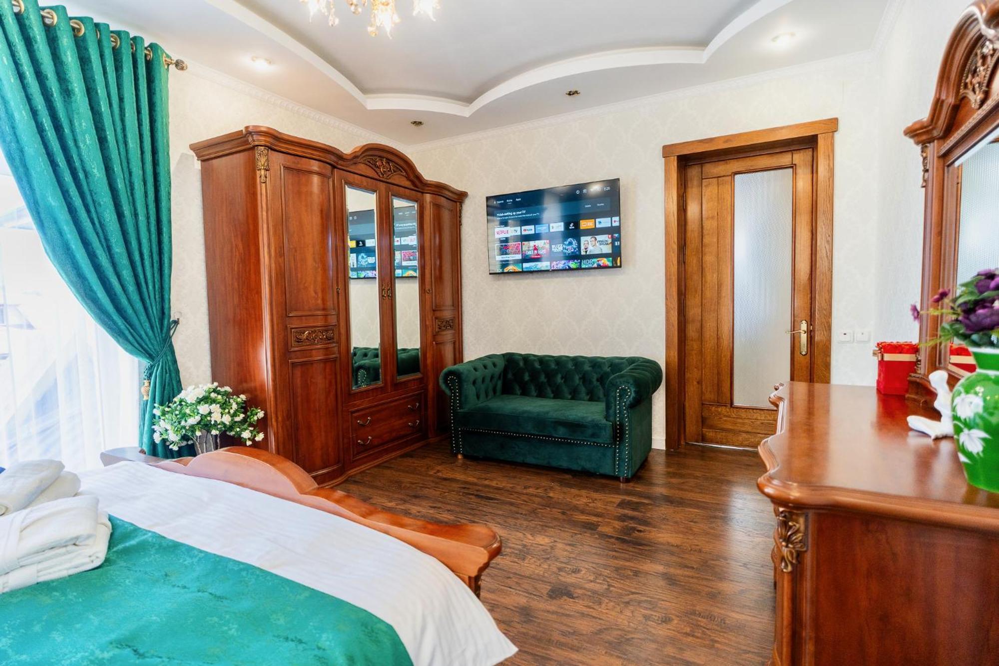 Luxurious Villa With Lush Garden And Huge Terrace Near Herastrau Park Bucharest Exterior photo