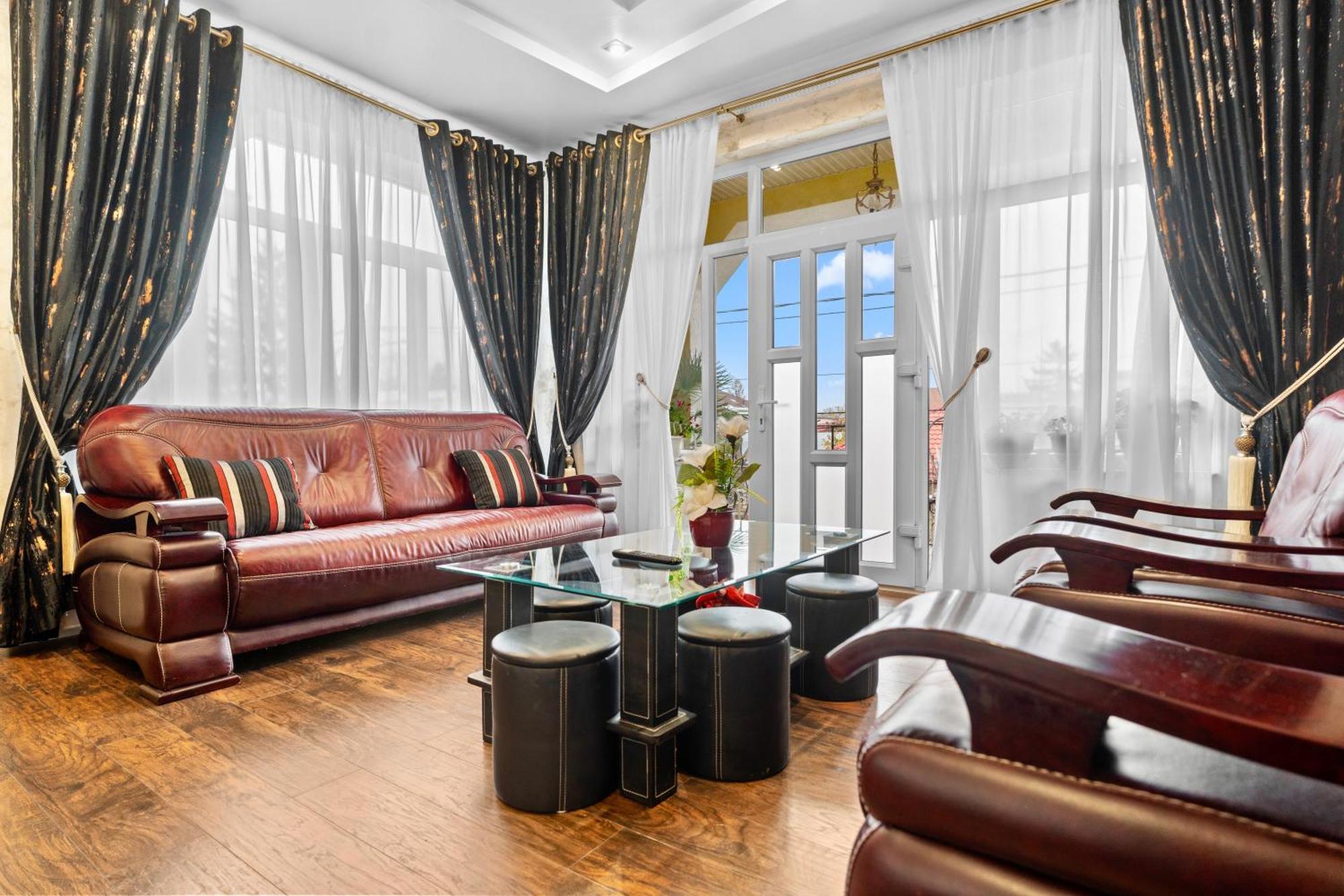 Luxurious Villa With Lush Garden And Huge Terrace Near Herastrau Park Bucharest Exterior photo