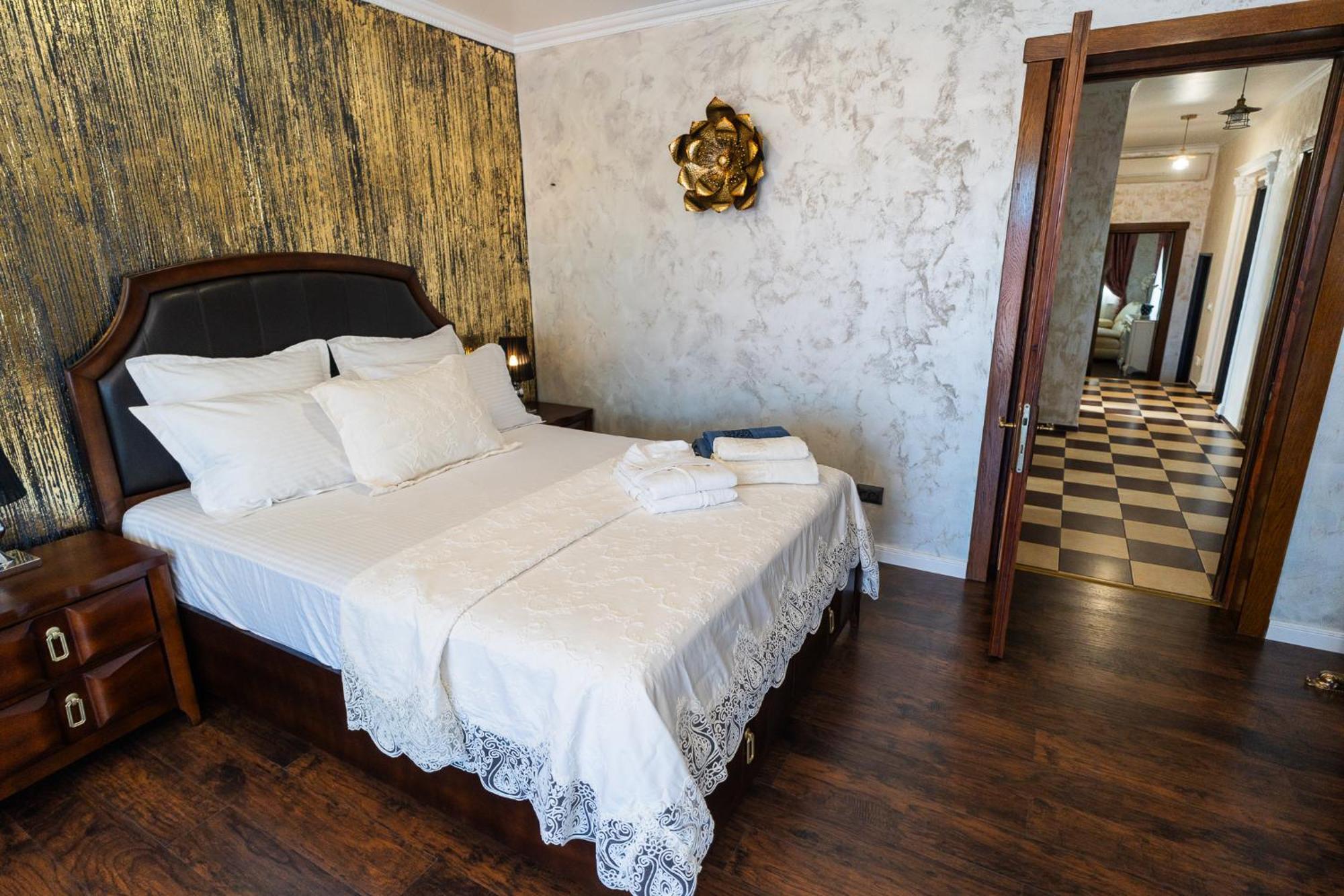 Luxurious Villa With Lush Garden And Huge Terrace Near Herastrau Park Bucharest Exterior photo