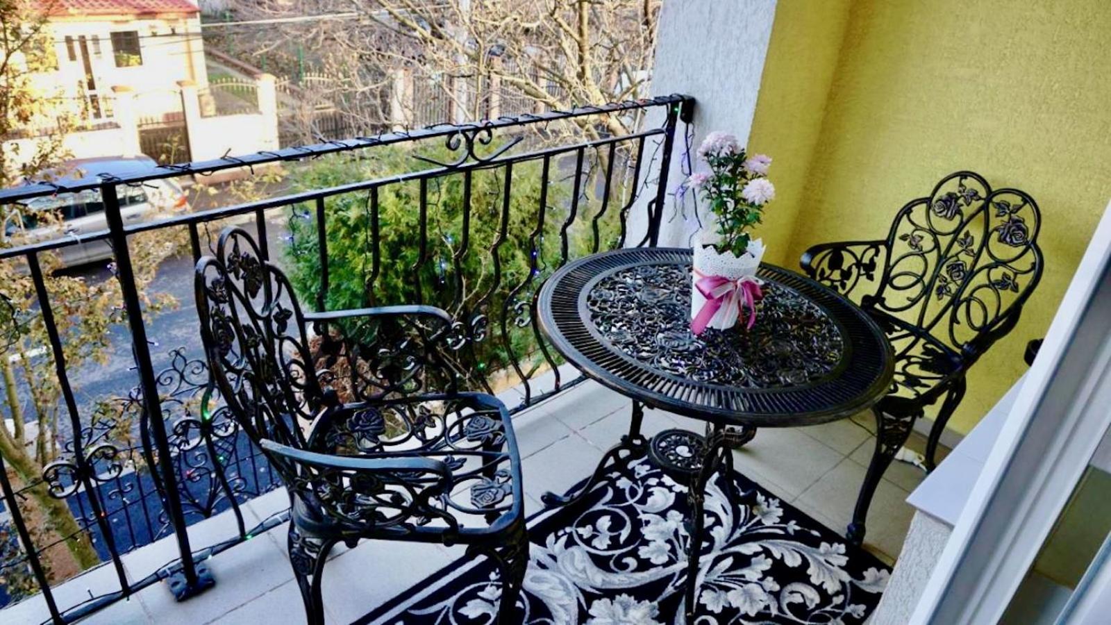 Luxurious Villa With Lush Garden And Huge Terrace Near Herastrau Park Bucharest Exterior photo