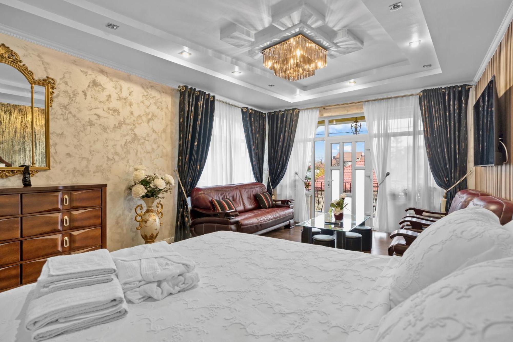 Luxurious Villa With Lush Garden And Huge Terrace Near Herastrau Park Bucharest Exterior photo