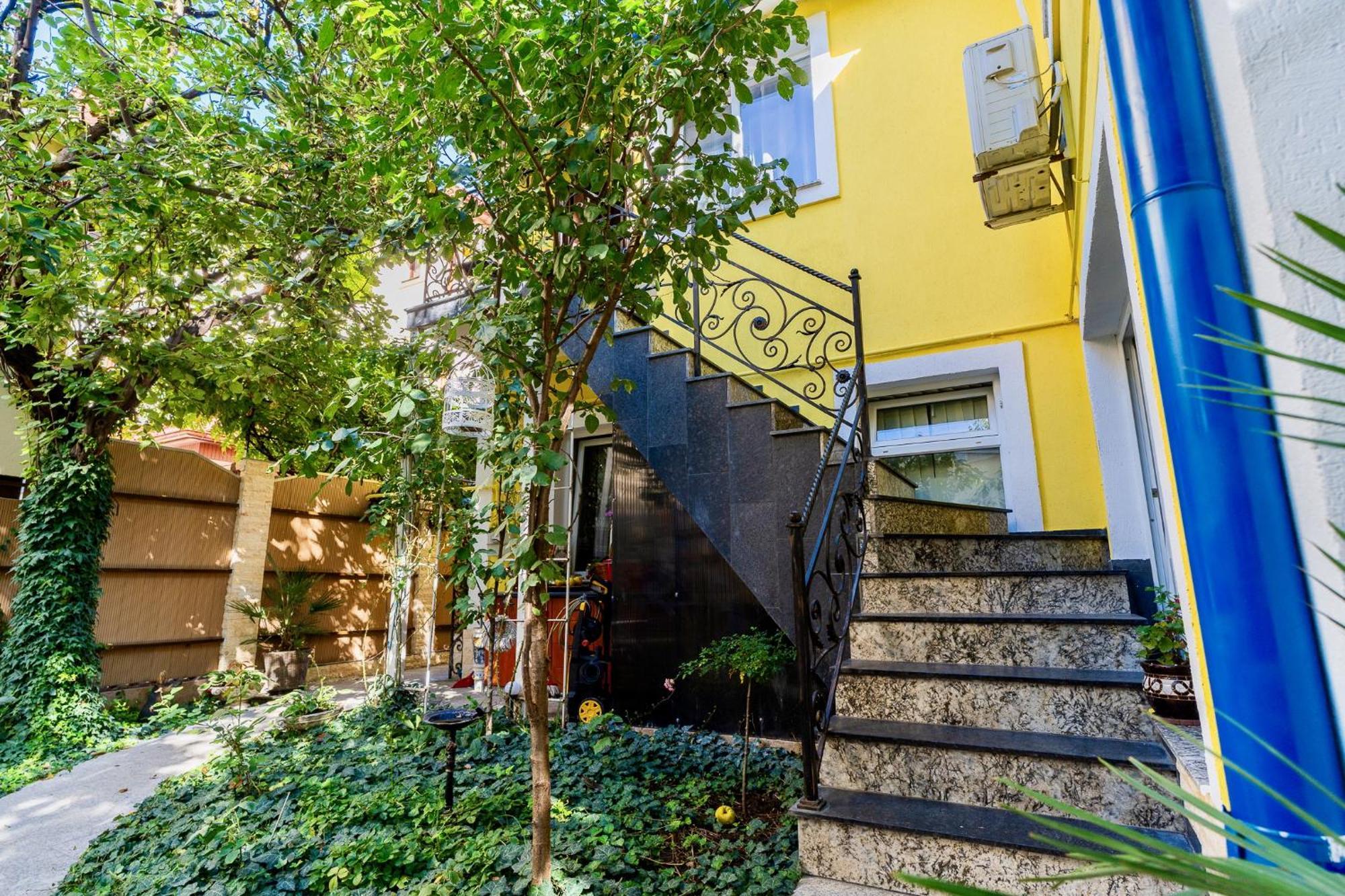 Luxurious Villa With Lush Garden And Huge Terrace Near Herastrau Park Bucharest Exterior photo