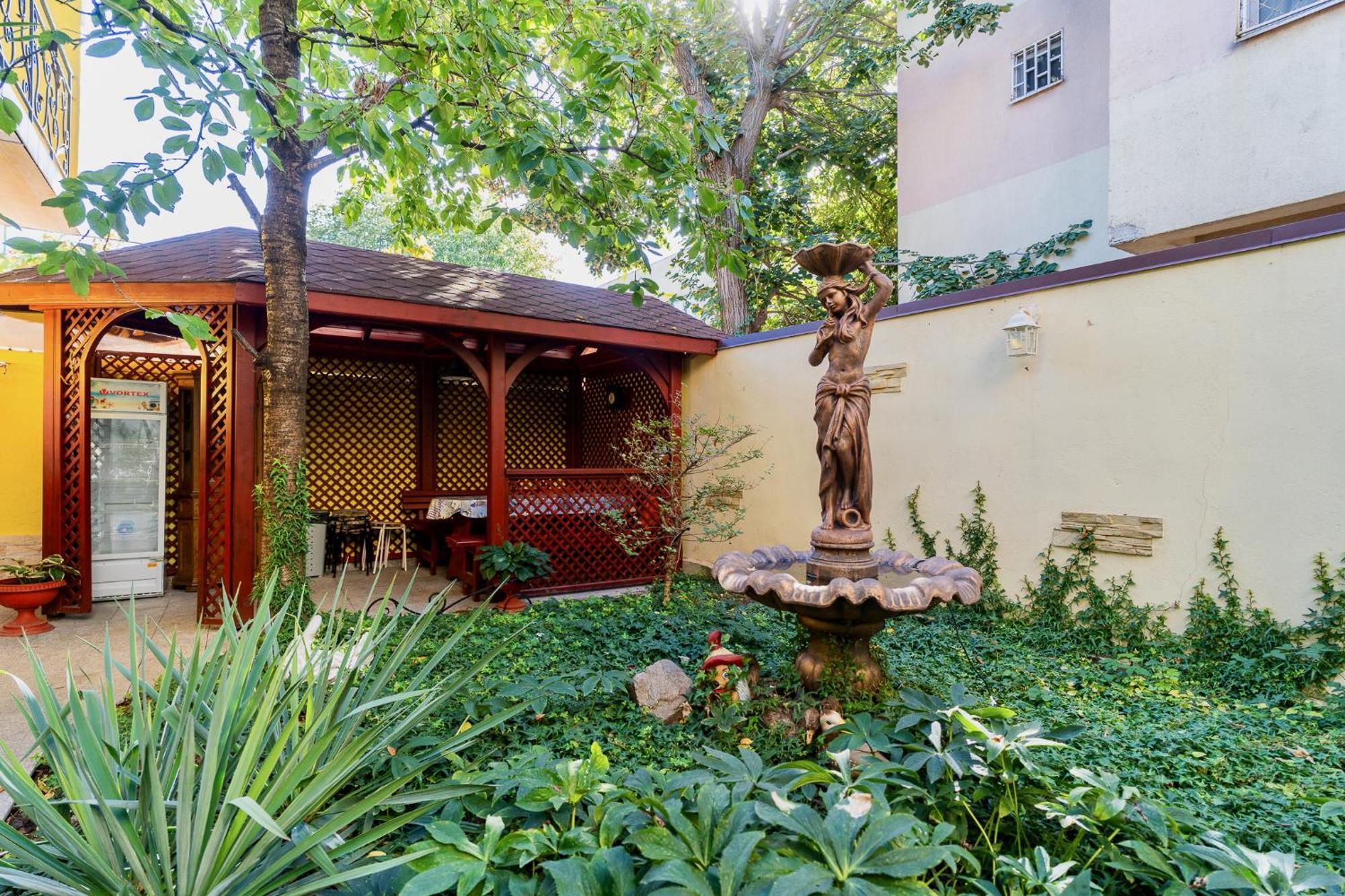 Luxurious Villa With Lush Garden And Huge Terrace Near Herastrau Park Bucharest Exterior photo
