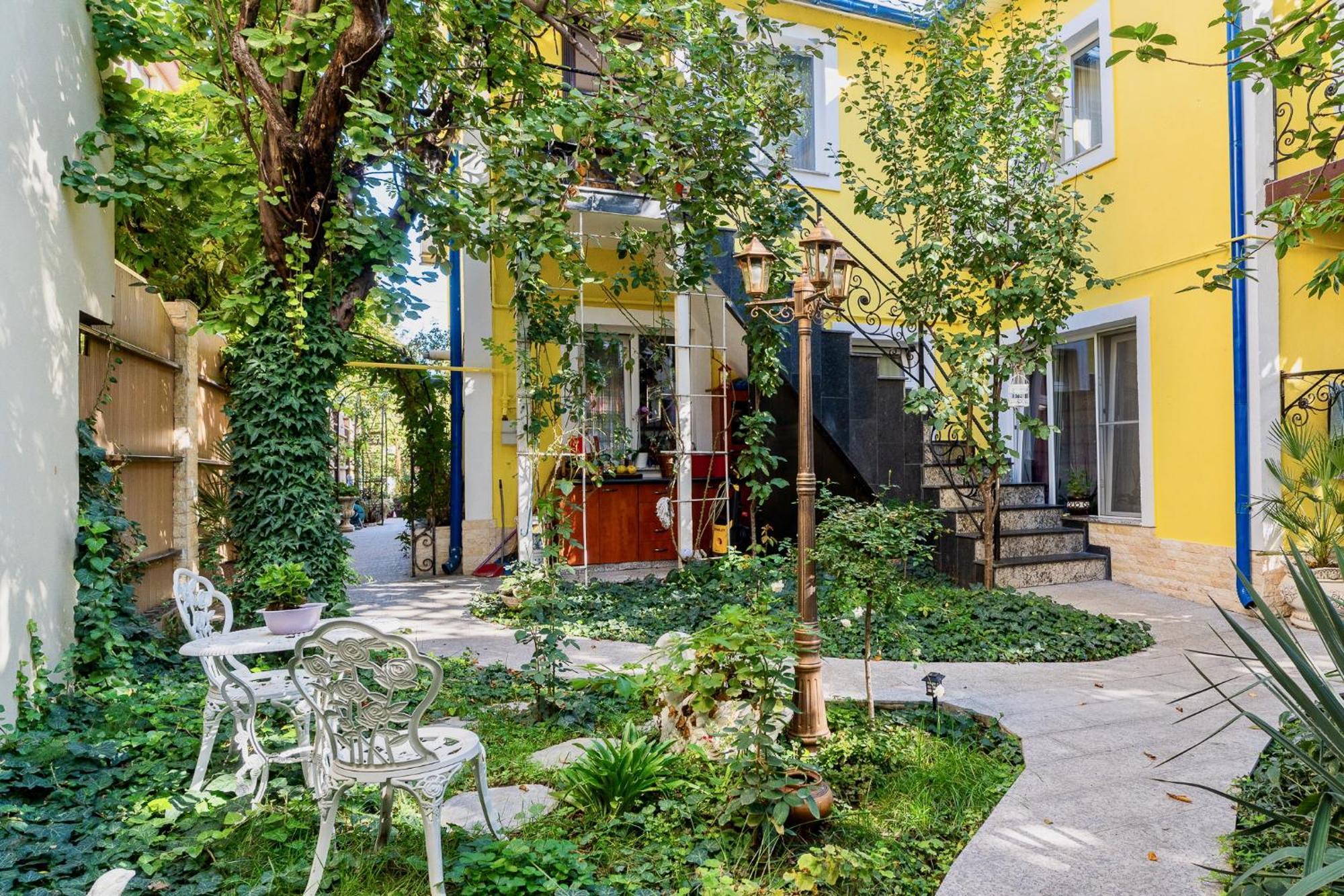 Luxurious Villa With Lush Garden And Huge Terrace Near Herastrau Park Bucharest Exterior photo